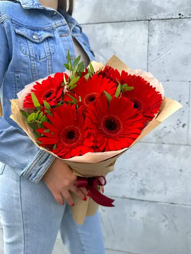 На фото №8 7 Красных гербер с зеленью