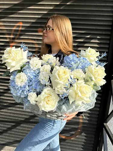 На фото №2 Корзина с цветами - розы пионовидные и голубая гортензия