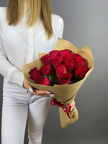 На фото №3 15 красных роз премиум