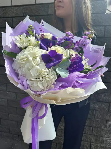 Букет с вандой и гортензией 