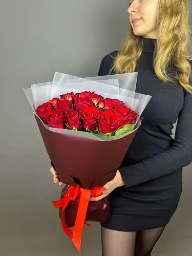 На фото №2 Букет живых цветов из красных роз и гиперикума в дизайнерской упаковке