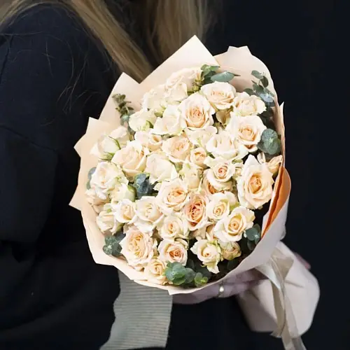На фото №2 11 кустовых бежевых роз в упаковке 