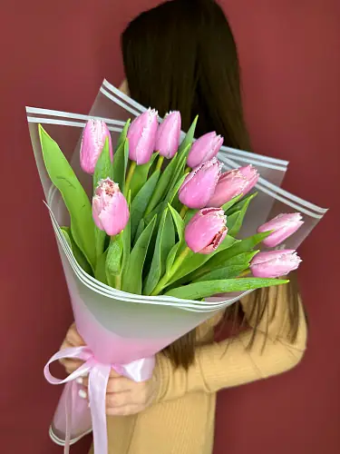 На фото №2 Букет живых цветов из 11 тюльпанов
