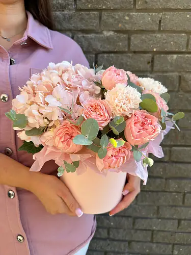 На фото №3 Коробка с гортензией и розой