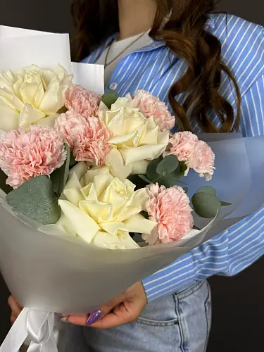 На фото №2 Нежный Букет живых цветов с диантусами и белыми розами в дизайнерской упаковке
