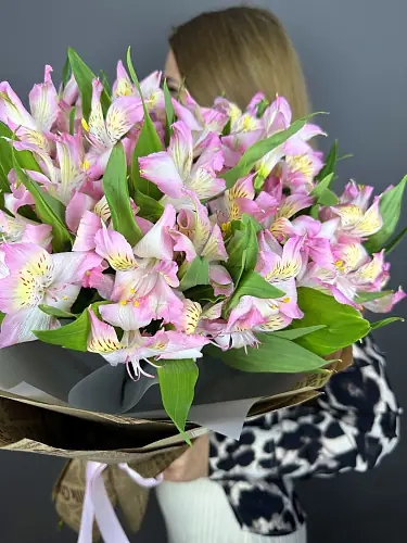 На фото №3 Моно-композиция с альстромерией