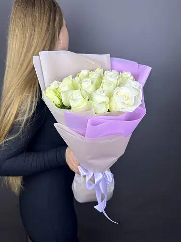 На фото №6 Букет живых цветов из 17 Белых Роз оформленный в дизайнерскую упаковку