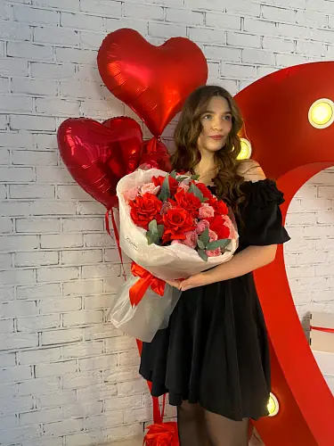 На фото №2 Композиция с рыжей розой в упаковке 