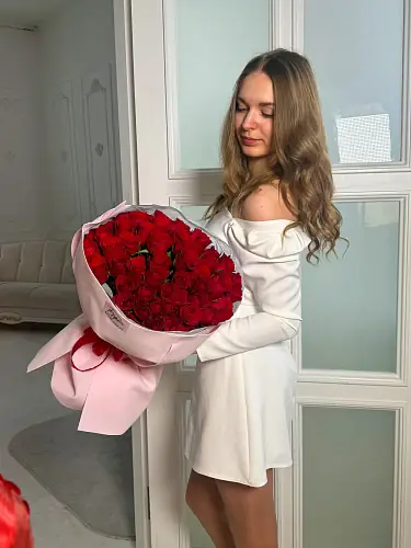 На фото №4 51 Кенийская роза в розовой упаковке 