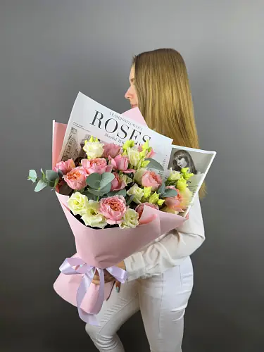 На фото №6 Букет нежных живых цветов из кустовых роз и эустомы в дизайнерской упаковке