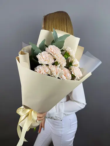 На фото №4 Букет живых цветов из диантусов с эвкалиптом в дизайнерской упаковке