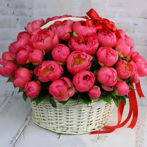 Яркие Пионы в корзине