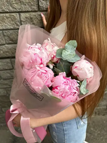 На фото №2 Букет живых цветов из 5 пионов с эвкалиптом в дизайнерской упаковке