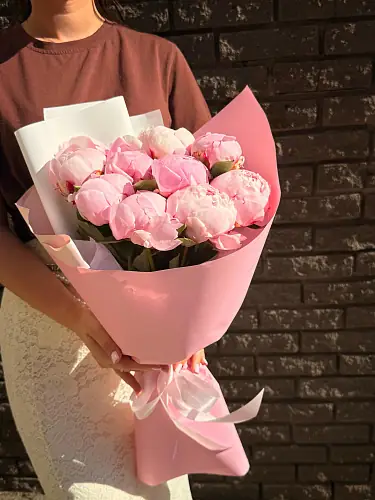 На фото №2 Букет из 9 пионов