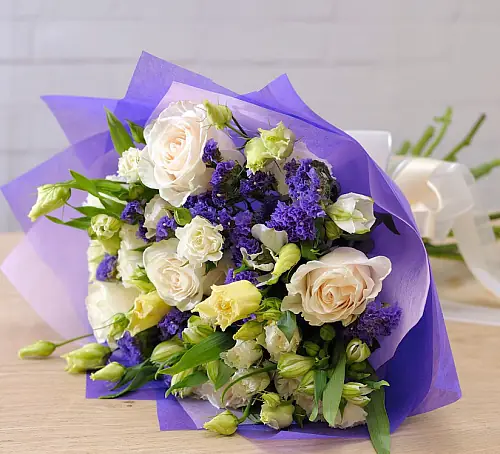 На фото №2 Сборный Букет "Бело-фиолетовое кино"