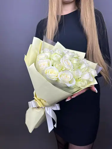 На фото №4 19 Белых роз в дизайнерской упаковке