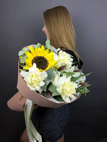 На фото №2 Букет живых цветов с подсолнухом и альстромерией в дизайнерской упаковке