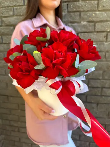 На фото №2 Коробка с красной розой и эвкалиптом