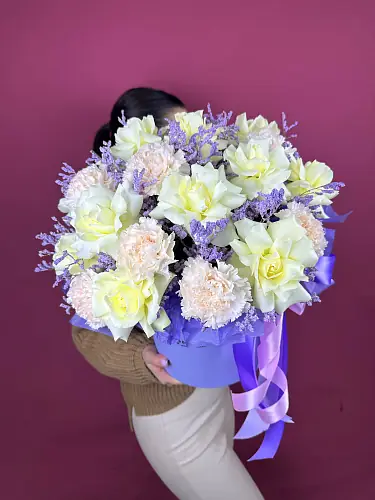 На фото №2 Букет живых цветов с французскими розами и гвоздикой в шляпной коробке