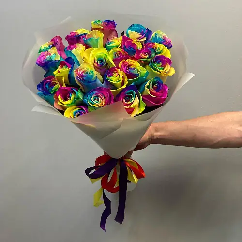 На фото №2 25 радужных роз в упаковке