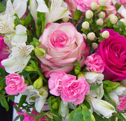 На фото №2 Шляпная коробка "Симфония нежности"