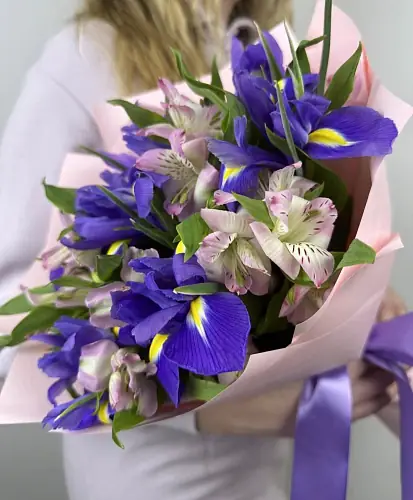 На фото №3 Букет живых цветов из Альстромерий и Ирисов