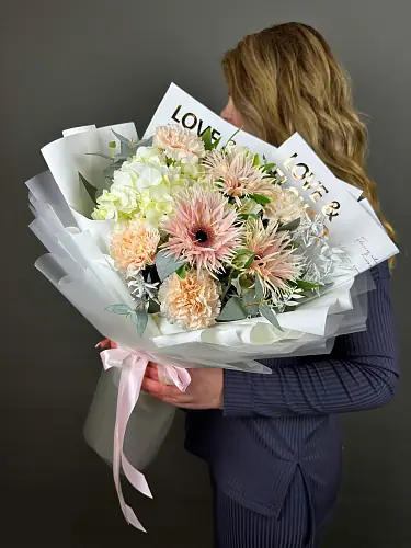 На фото №3 Букет с герберами и гортензией 