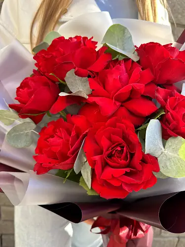 На фото №5 7 Красных роз с эвкалиптом