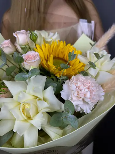 На фото №3 Букет с розами и подсолнухом