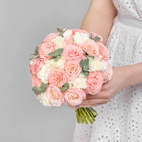 Букет невесты и роз и диантусов