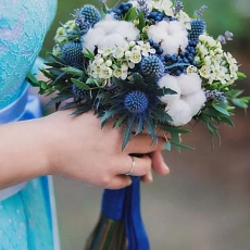 Букет невесты  с хлопком и эрингиумом